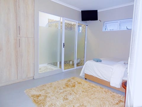 Bed, Bathroom, TV and multimedia, Bedroom, wardrobe