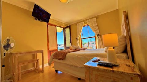 Communal lounge/ TV room, Bed, BBQ facilities, TV and multimedia, Balcony/Terrace, Photo of the whole room, Bedroom, towels