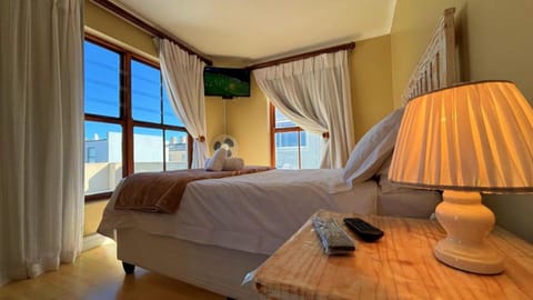 Toilet, Communal lounge/ TV room, Bed, BBQ facilities, TV and multimedia, Photo of the whole room, Bedroom, Communal kitchen, Family, wardrobe