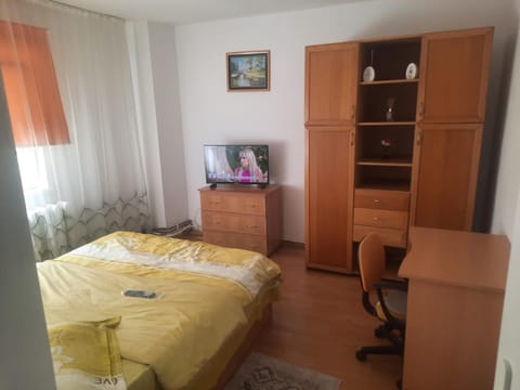 Bed, TV and multimedia, Photo of the whole room
