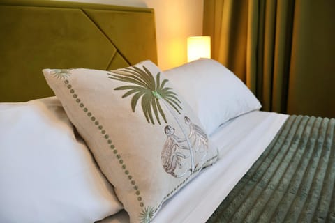 Bed, Photo of the whole room, Decorative detail, Bedroom