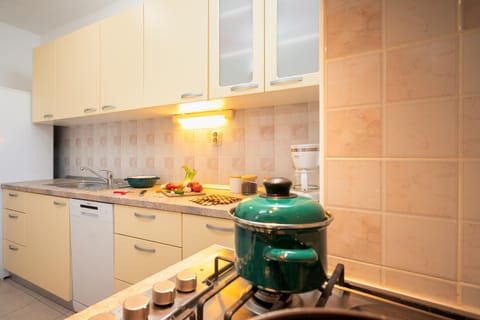 Coffee/tea facilities, stove