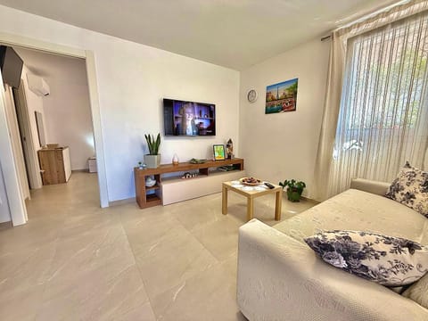 Communal lounge/ TV room, Living room, Seating area, Evening entertainment