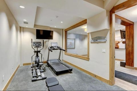 4BR Winter Park Oasis - Sleeps 9 - Ski-In and Hot Tub Apartment in Fraser