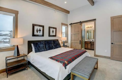 4BR Winter Park Oasis - Sleeps 9 - Ski-In and Hot Tub Apartment in Fraser