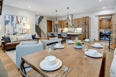 4BR Winter Park Oasis - Sleeps 9 - Ski-In and Hot Tub Apartment in Fraser