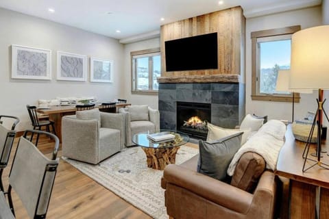 4BR Winter Park Oasis - Sleeps 9 - Ski-In and Hot Tub Apartment in Fraser