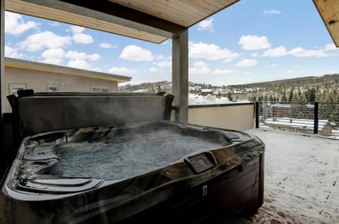 4BR Winter Park Oasis - Sleeps 9 - Ski-In and Hot Tub Apartment in Fraser
