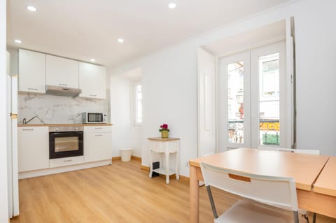 Kitchen or kitchenette, Dining area, oven, stove