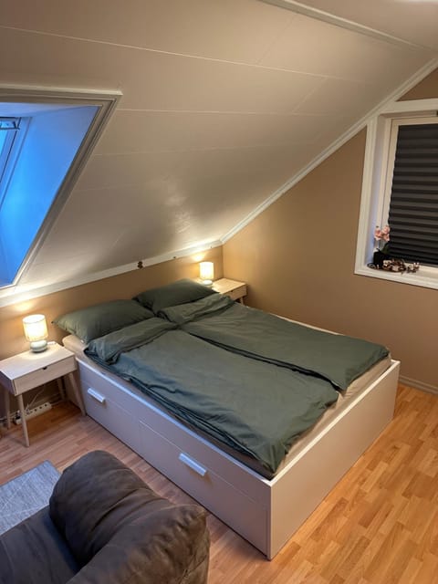 Bed, TV and multimedia, Bedroom