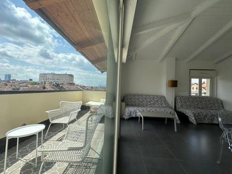 Bed, Day, View (from property/room), Balcony/Terrace, Living room, Seating area, Dining area