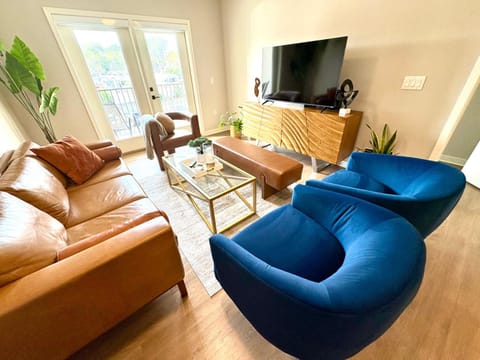 TV and multimedia, Living room, Seating area, Evening entertainment