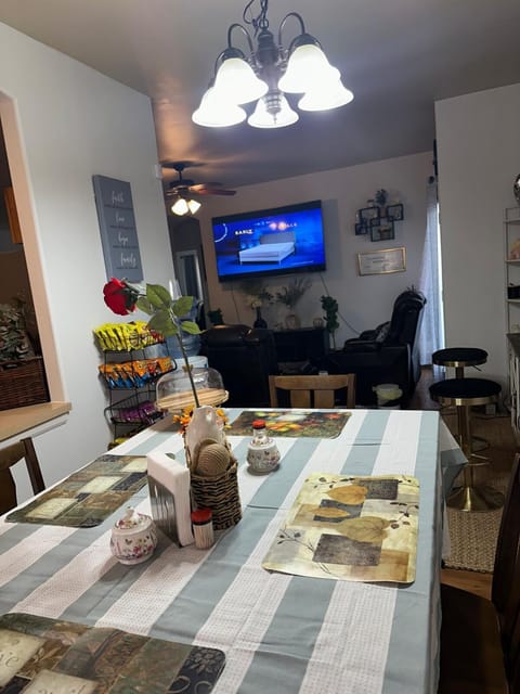 Food and drinks, Dining area, Food