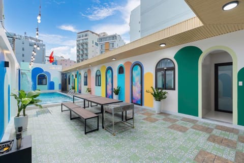 Property building, Patio, Communal lounge/ TV room, Day, Lounge or bar, Evening entertainment, Pool view, Swimming pool, sunbed