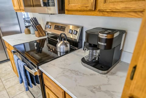Coffee/tea facilities, Kitchen or kitchenette, stove
