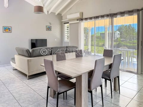 Communal lounge/ TV room, TV and multimedia, Living room, Seating area, Dining area