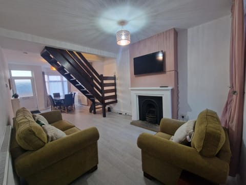 Communal lounge/ TV room, TV and multimedia, Living room, Seating area, Evening entertainment