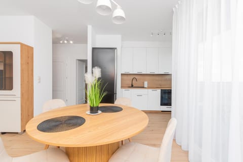 Kitchen or kitchenette, Dining area, stove