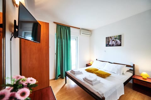 Bed, TV and multimedia, Photo of the whole room, Bedroom