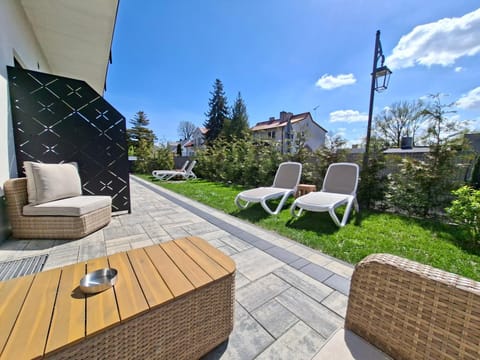 Property building, Garden, Seating area, Garden view, sunbed