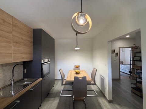 Kitchen or kitchenette, Dining area