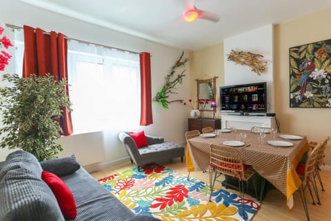 Hot Tub, TV and multimedia, Living room, Parking, internet