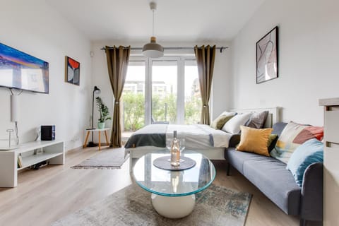 Bed, TV and multimedia, Living room, Photo of the whole room, Seating area