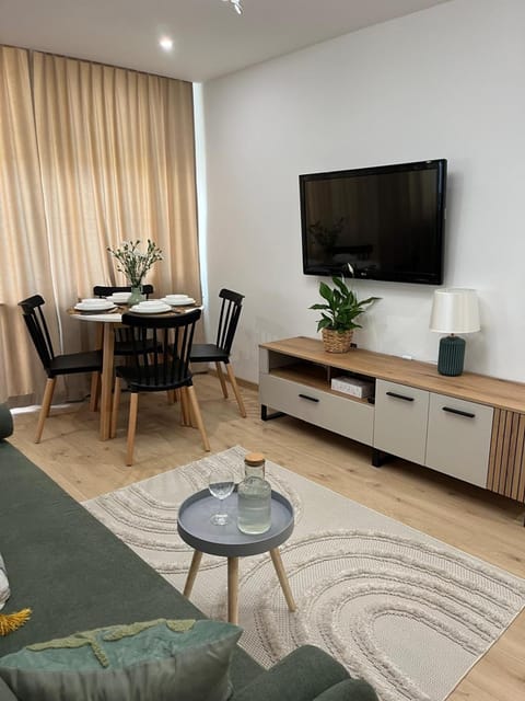 TV and multimedia, Living room, Seating area, Dining area