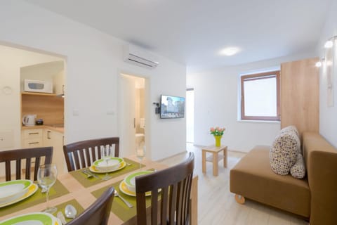 TV and multimedia, Kitchen or kitchenette, Living room, Dining area