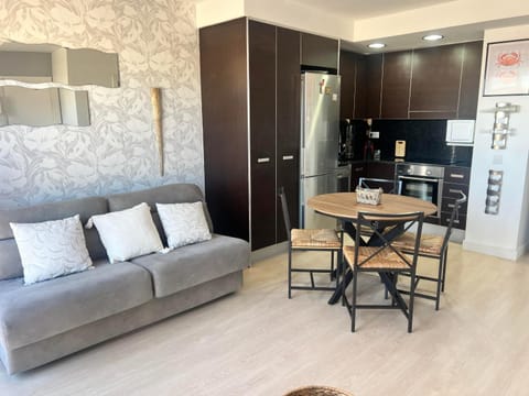 Kitchen or kitchenette, Living room, Dining area, oven, stove