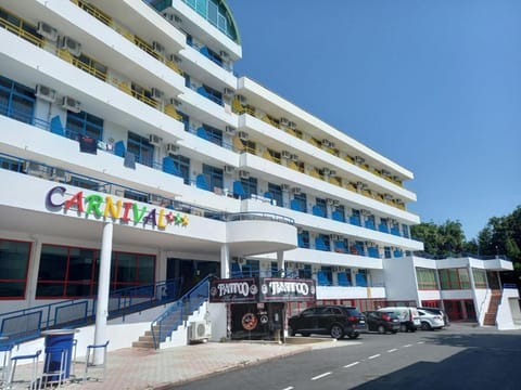 Property building, Facade/entrance, Day