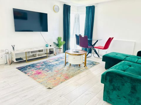 TV and multimedia, Living room, Seating area, Evening entertainment