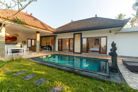 Property building, Patio, Day, Garden, Garden view, Pool view, Swimming pool, sunbed