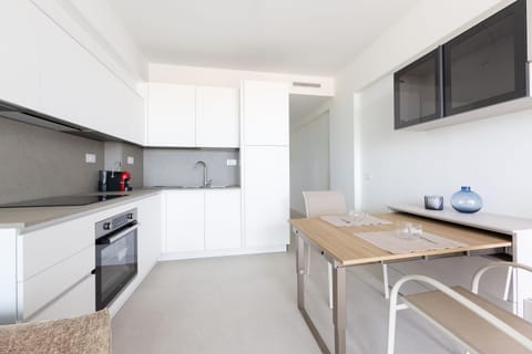 Kitchen or kitchenette, Dining area, oven