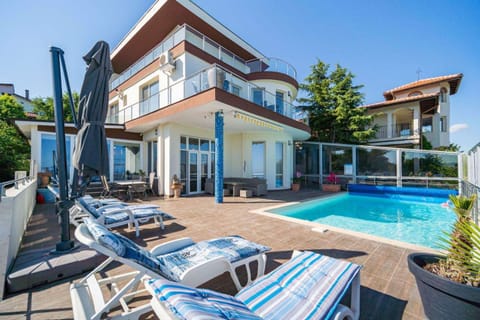 Property building, Day, Balcony/Terrace, Pool view, Swimming pool, sunbed