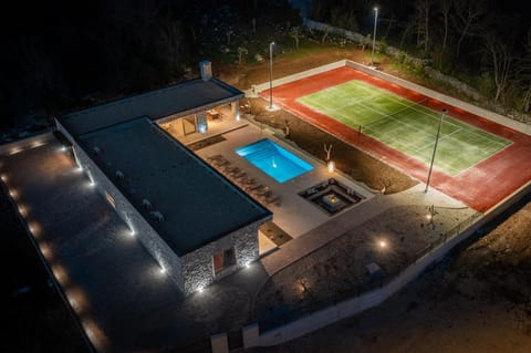Pool view, Swimming pool, sunbed