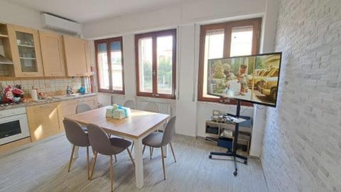 TV and multimedia, Kitchen or kitchenette, Dining area, stove