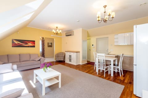 Kitchen or kitchenette, Living room, Seating area, Dining area