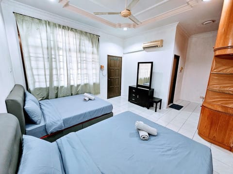 Bed, Living room, Photo of the whole room, Seating area, Bedroom, fireplace, towels, wardrobe, air conditioner