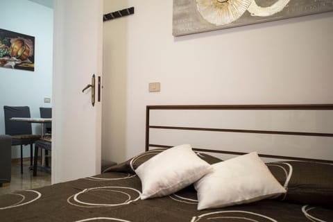 Bed, Living room, Photo of the whole room, Seating area, Bedroom