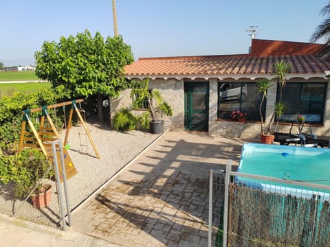 Property building, Game Room, Garden, Swimming pool, children, furniture, furniture