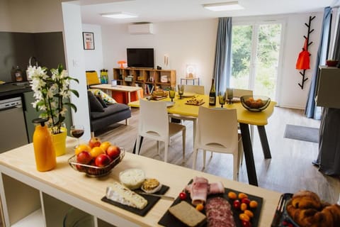 Kitchen or kitchenette, Food and drinks, Dining area