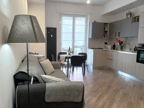 Kitchen or kitchenette, Living room, Seating area, Dining area, stove