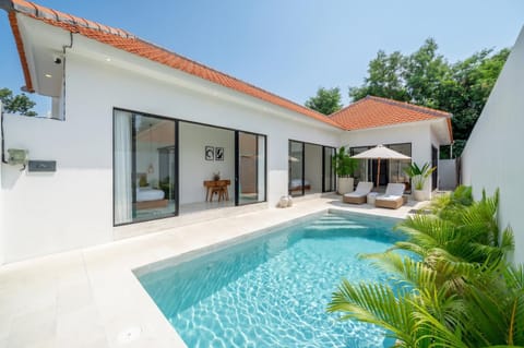 Property building, Swimming pool, Swimming pool, sunbed