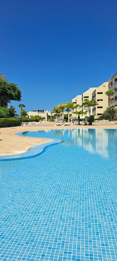 Property building, Day, Swimming pool, sunbed