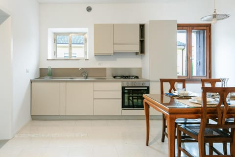 Kitchen or kitchenette, Dining area, dishwasher, stove