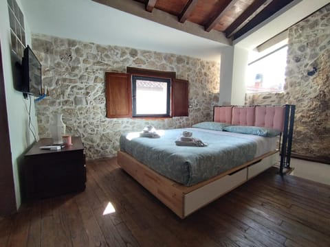 Bed, TV and multimedia, Photo of the whole room, Bedroom, towels