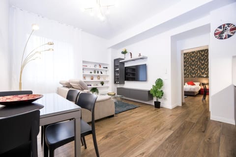TV and multimedia, Kitchen or kitchenette, Living room, Seating area, Dining area