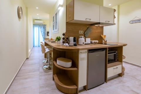 Coffee/tea facilities, Kitchen or kitchenette, oven, stove, toaster