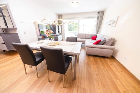 TV and multimedia, Balcony/Terrace, Living room, Seating area, Dining area